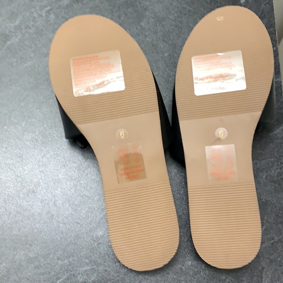 Black slide sandals size 6 - Picture 2 of 2